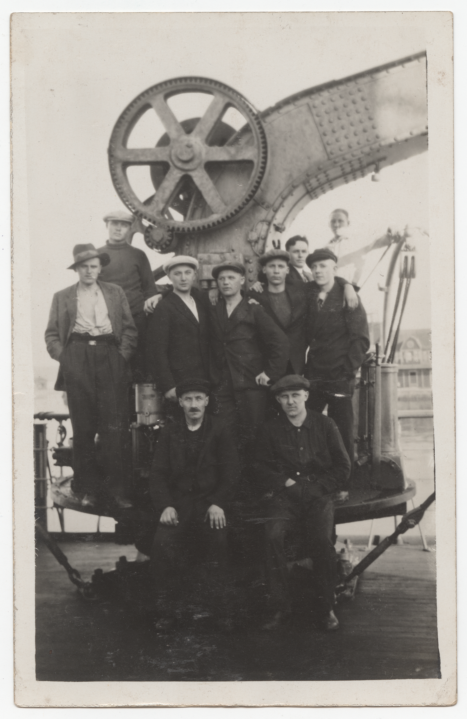Jäämurdja meeskond laeva tekil, 1920. aastad. Foto: Eesti Meremuuseum
