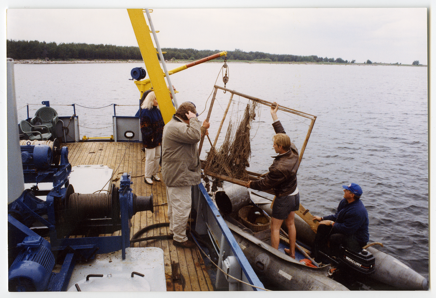 Meremuuseumi töötajate naasmine Kräsuli saarelt koos kogutud esemetega uurimislaevale Mare, 1998. Foto: Eesti Meremuuseum