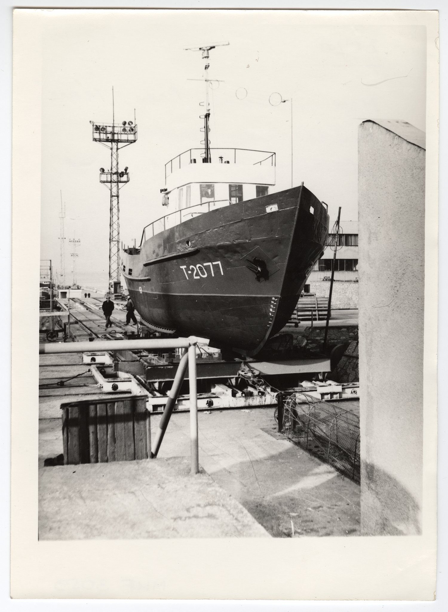 Meremuuseumi laev Mare pardanumbriga T-2077 Miiduranna sadama ellingul remondi ajal, 1989. Foto: Eesti Meremuuseum